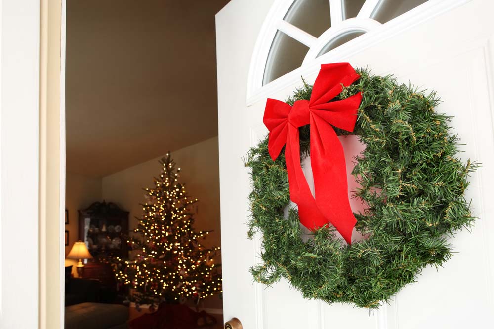holiday-wreath-hanging-without-damage-all-weather